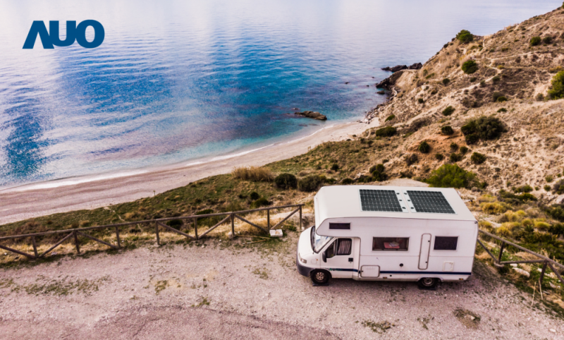 「可撓輕量化太陽光電板SunCurva」使用輕量特殊耐候型複合板取代傳統太陽能板的玻璃前板，不僅降低70%重量，每米平方僅3Kg；具有抗衝擊性能及通過電磁相容性測試，可應用於交通運輸工具，如露營車、遊艇等